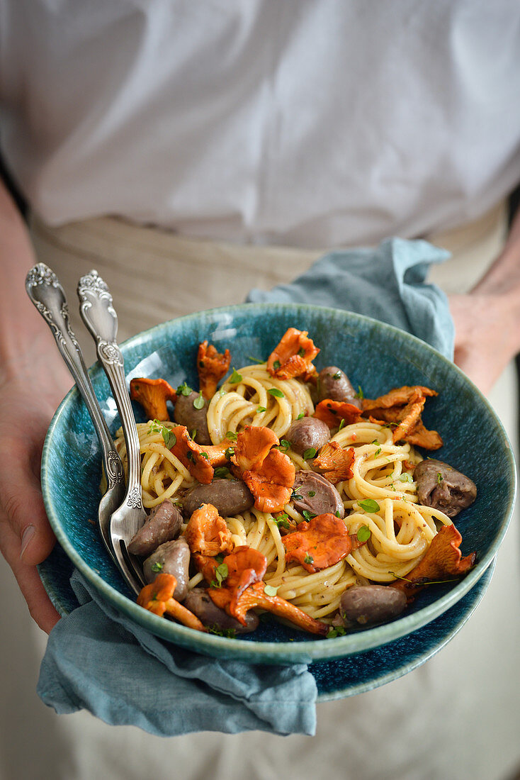 Spaghetti mit Hähnchenherzen und Pfifferlingen