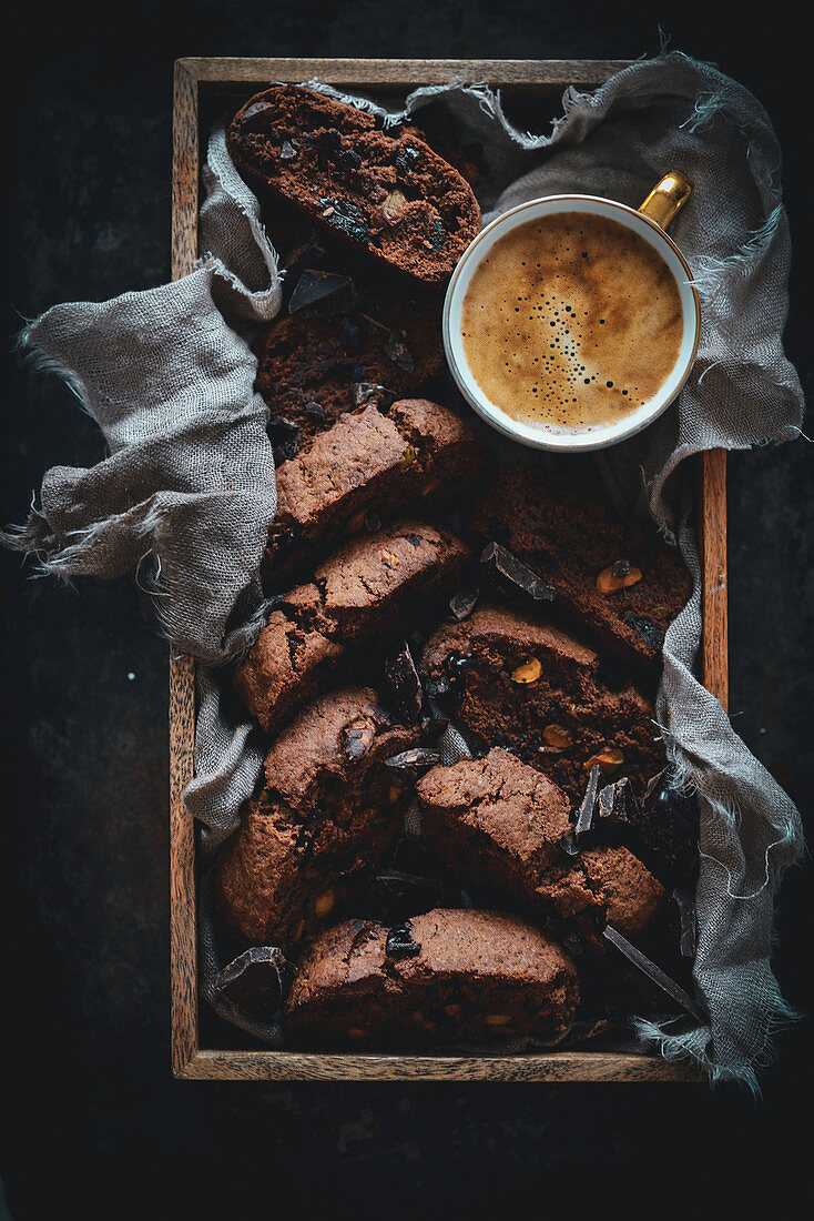 Schokoladen-Cantuccini mit Pistazien zur Tasse Kaffee