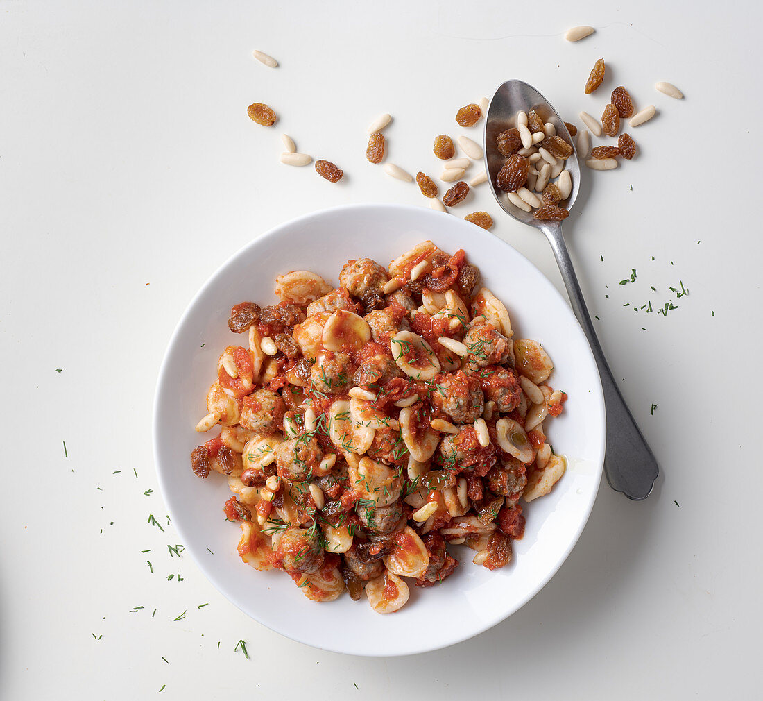 Orecchiette mit Mini-Frikadellen, Tomaten, Rosinen und Pinienkernen