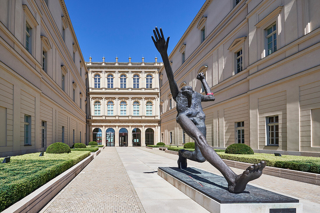 Bronze Statue im Innenhof des Museum Barberini, Potsdam, Brandenburg, Deutschland