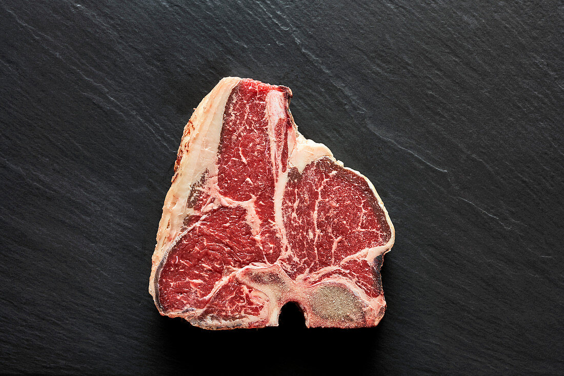 T-Bone Steak auf schwarzem Hintergrund