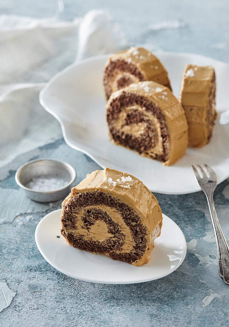 Schokoladenbiskuitroulade mit Salzkaramellcreme