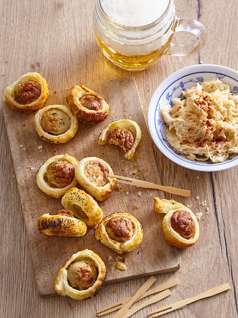 Wursthäppchen mit Sauerkraut