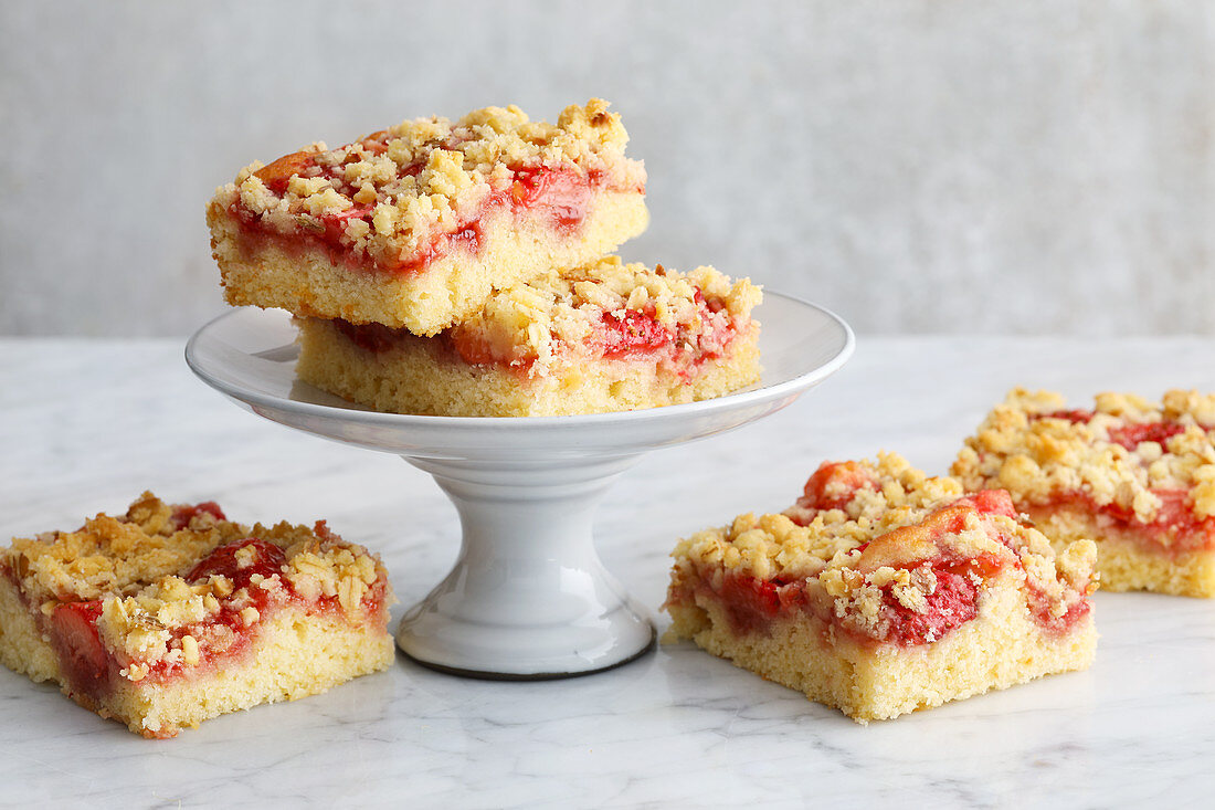 A strawberry crumble tray bake cake