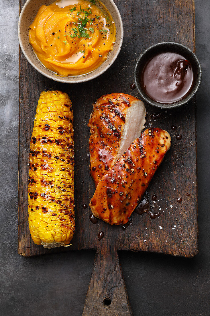BBQ chicken steals with corn cobs from the US South