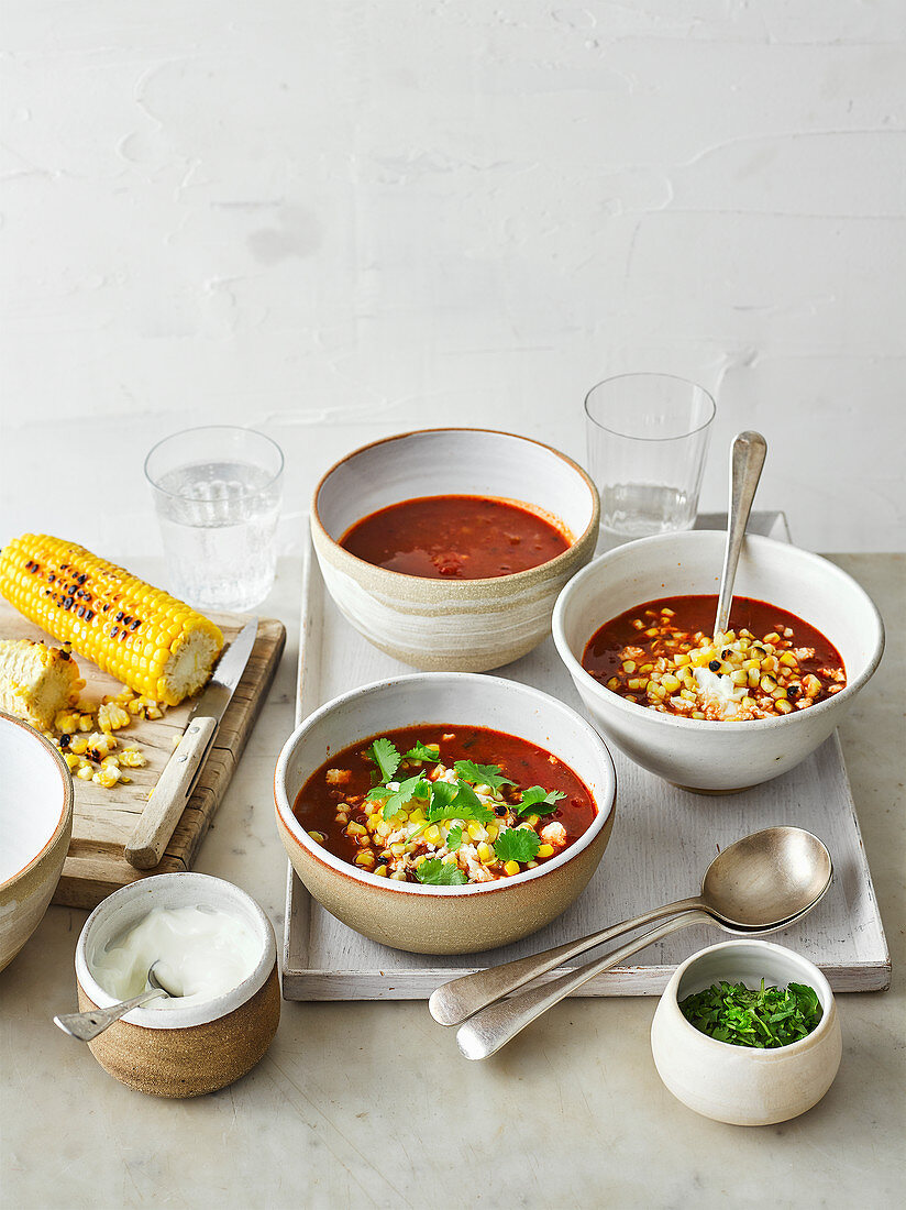 Tomaten-Chipotle-Suppe mit gegrilltem Mais