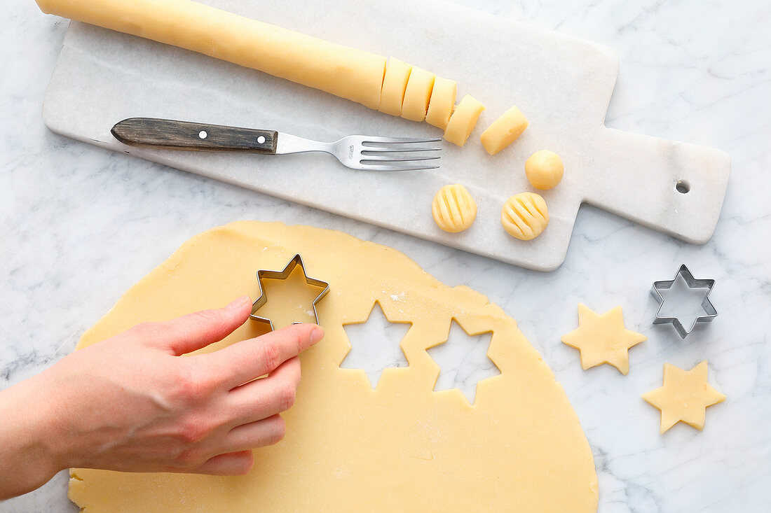 Plätzchen aus Teigplatte ausstechen