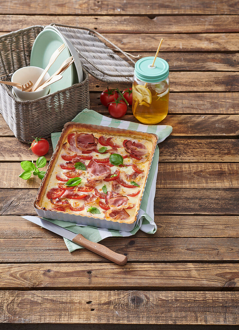 Savory pie with mozzarella, tomatoes and dried ham