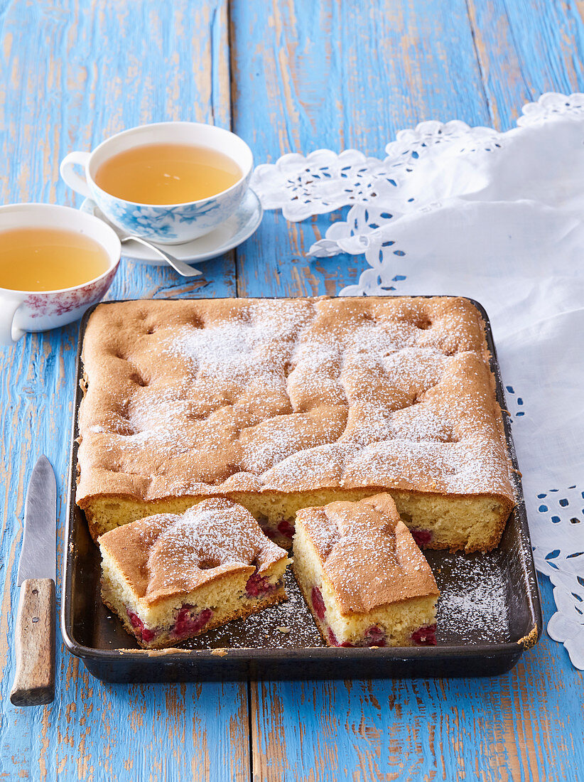 Biskuitkuchen vom Blech mit Sauerkirschen