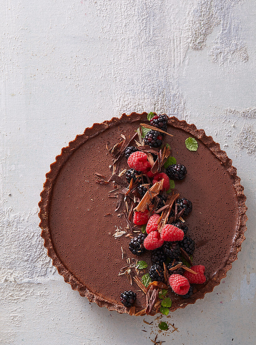 Schokoladenkuchen mit Waldbeeren