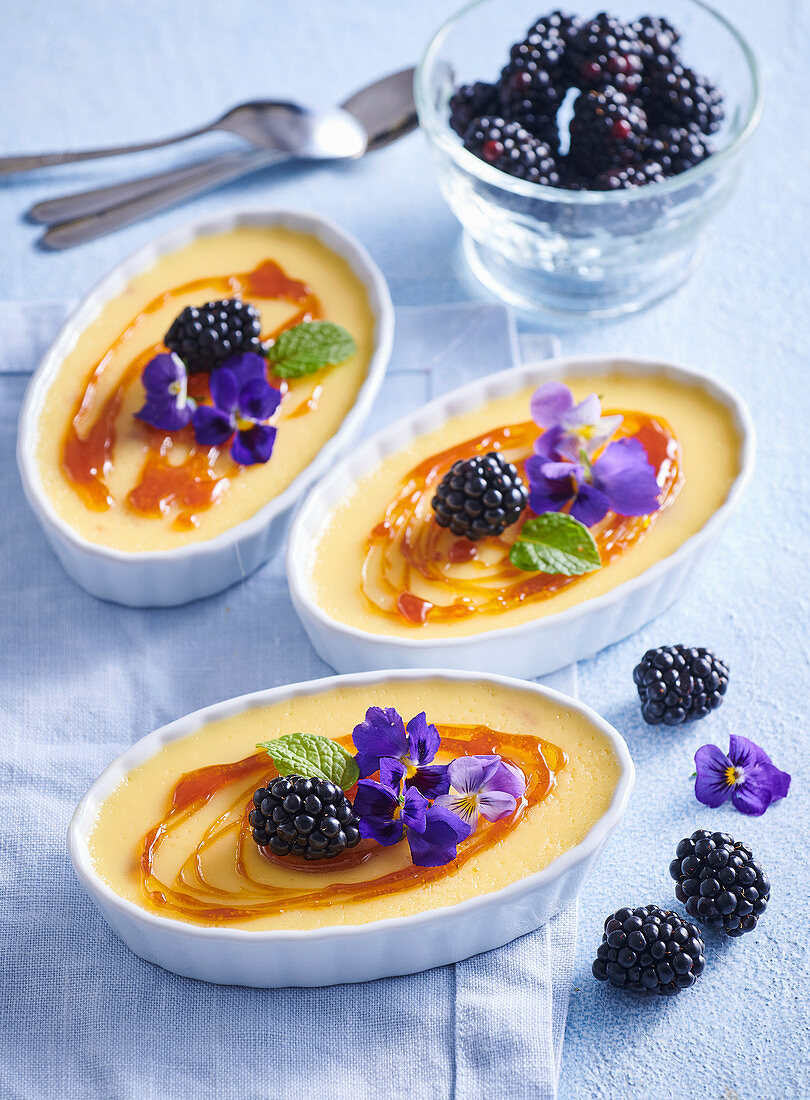 Vanillecreme mit Brombeeren