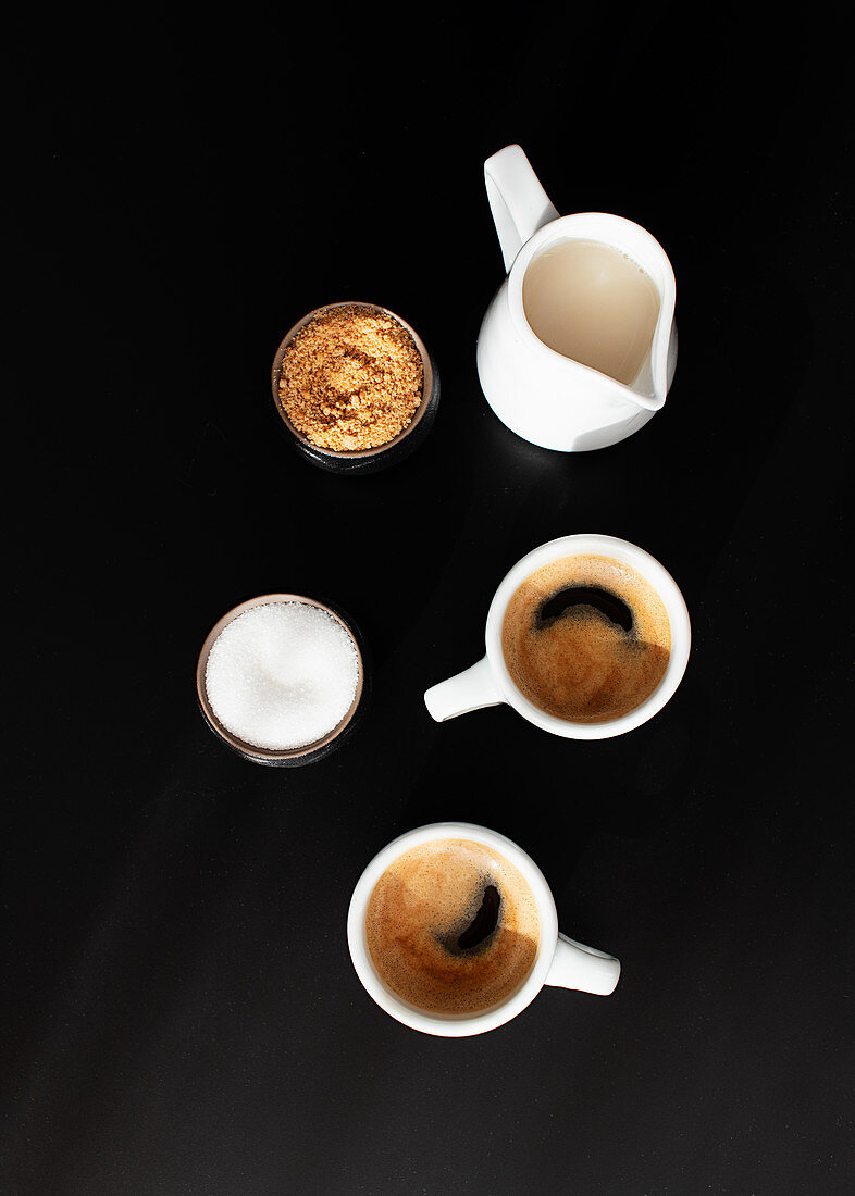 Espressotassen, Milch und Zucker
