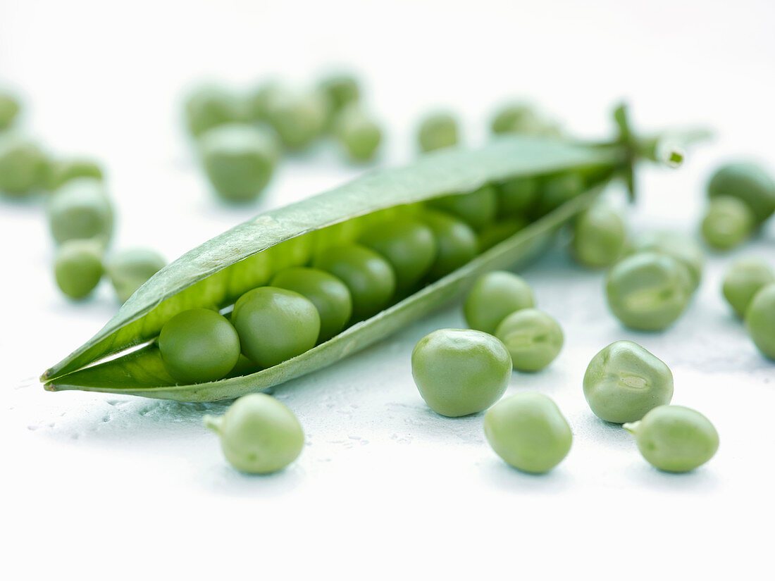 Erbsenschote und gepalte Erbsen