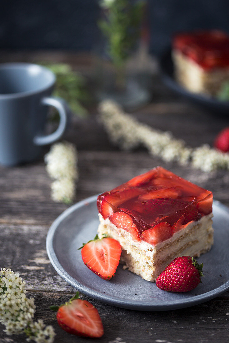 Strawberry and cream no bake cake