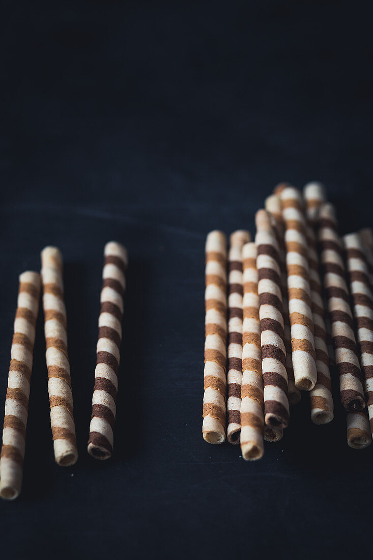 Gestreifte Waffelröllchen