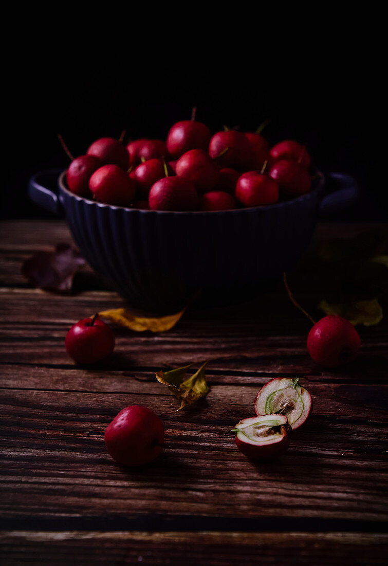 Weissdornbeeren in dunkler Schüssel