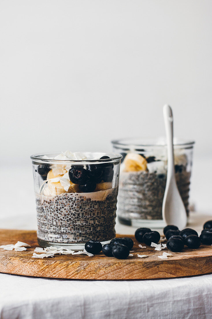 Chiapudding mit Mandelmilch, Honig, Heidelbeeren und Bananen