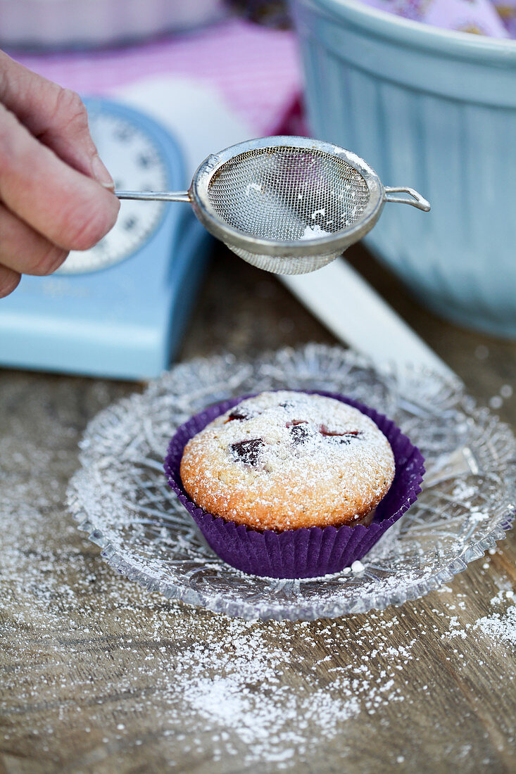 Muffins with plums and cardamom