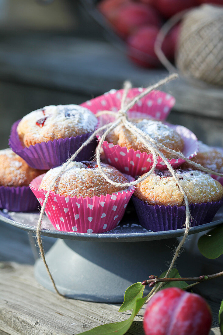 Muffins with plums and cardamom
