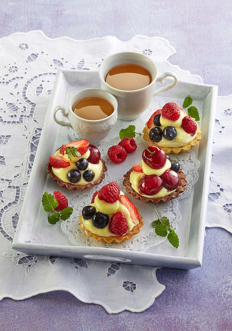 Tartlets with pudding cream and fruits