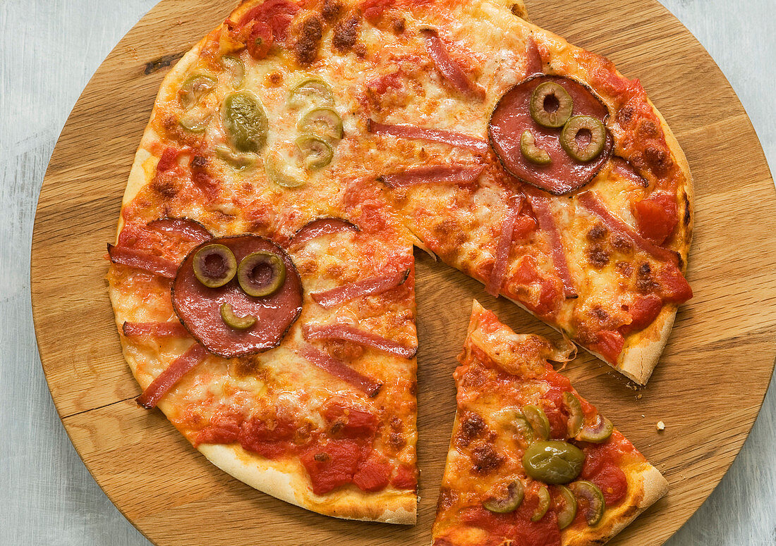 Picture pizza with salami and olives