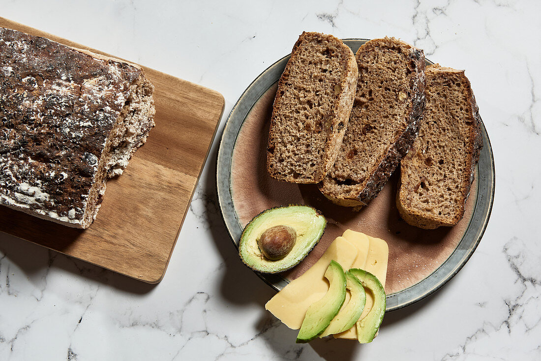 Vollkornbrotscheiben mit Avocado und Käse