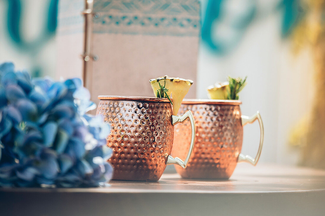 Moscow Mule Cocktail mit Ginger Beer und Wodka, serviert in traditionellen Kupferbechern