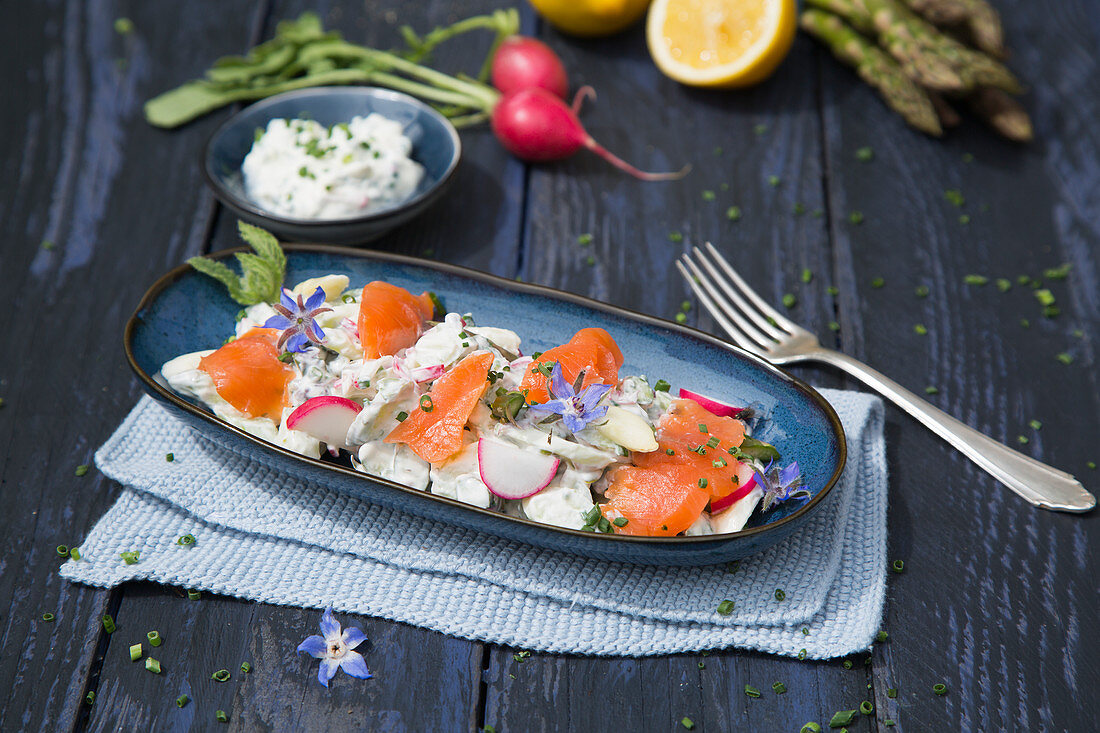 Grüner Spargelsalat mit Sauerrahm und gebeizter Lachsforelle