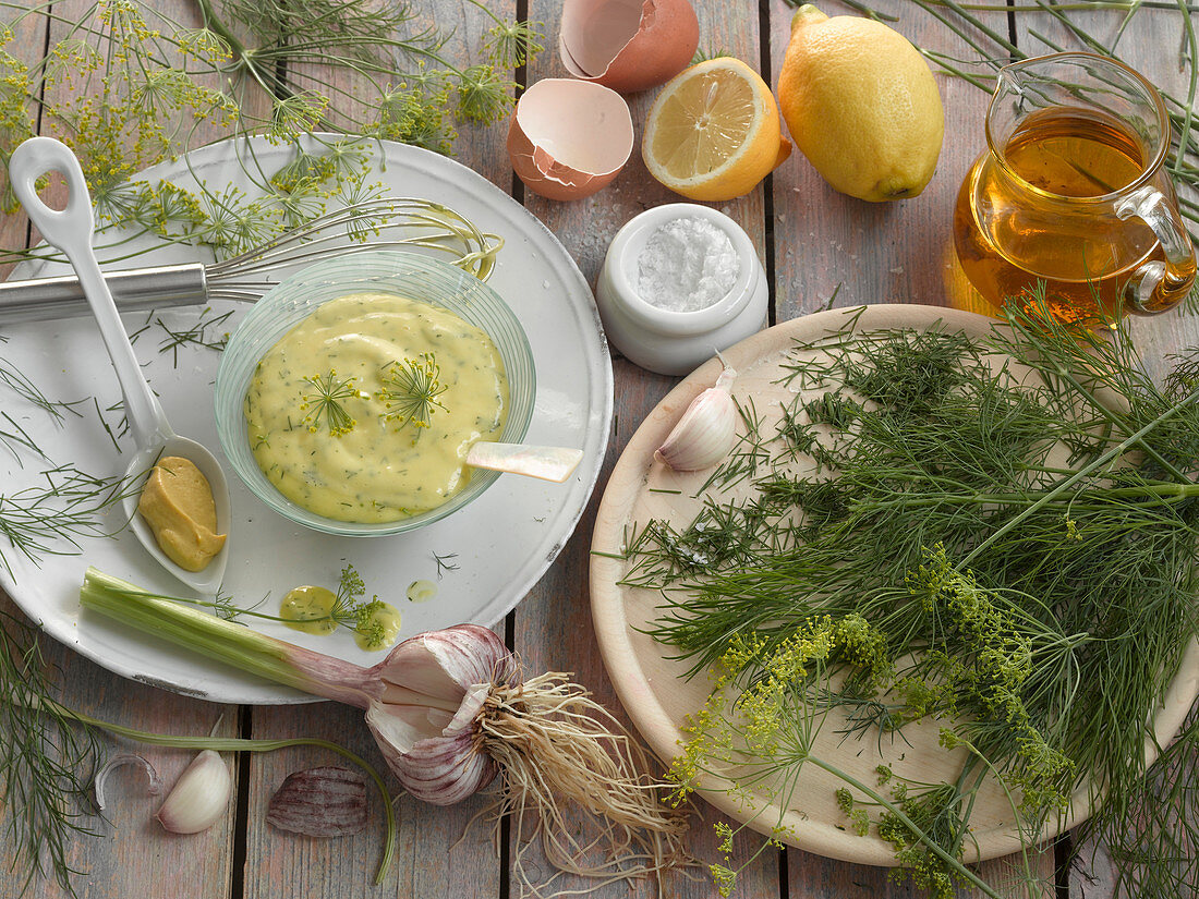 Mayonnaise mit Dill, Knoblauch und … – Bild kaufen – 13363600 Image ...