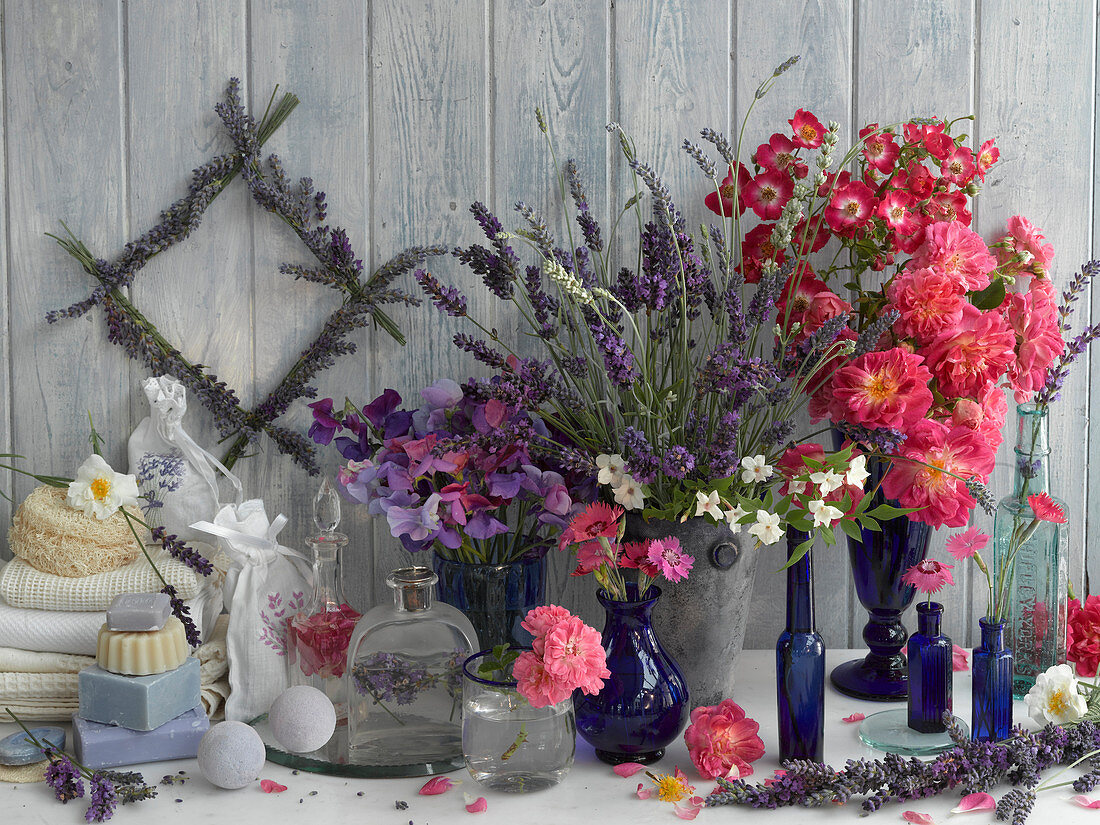 Stillleben mit Duftpflanzen - Rosen, Lavendel, Wicken, Jasmin, Nelken