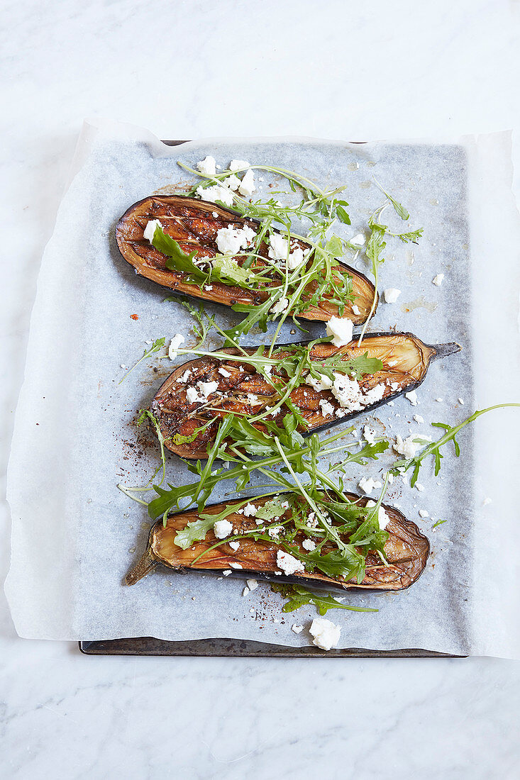 Auberginen aus dem Ofen mit Rucola und Feta