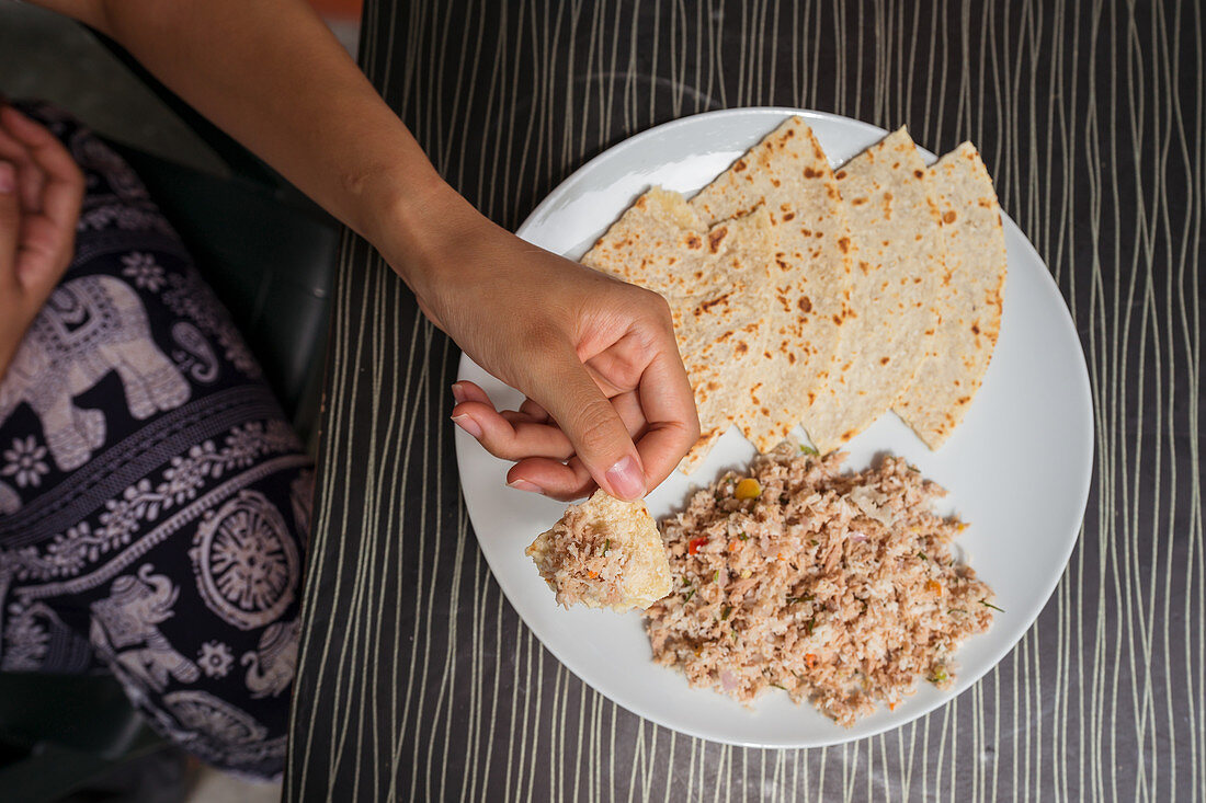 Mas Huni (Frühstück aus Thunfisch, Zwiebeln, Kokosnuss und Chili, Malediven) mit Chapati-Brot