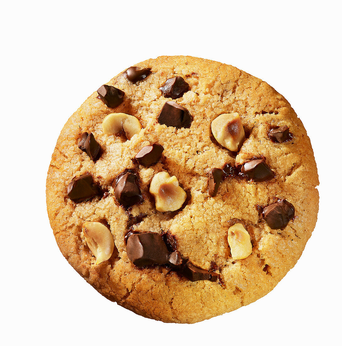 Ein Chocolate Chip Cookie mit Haselnüssen