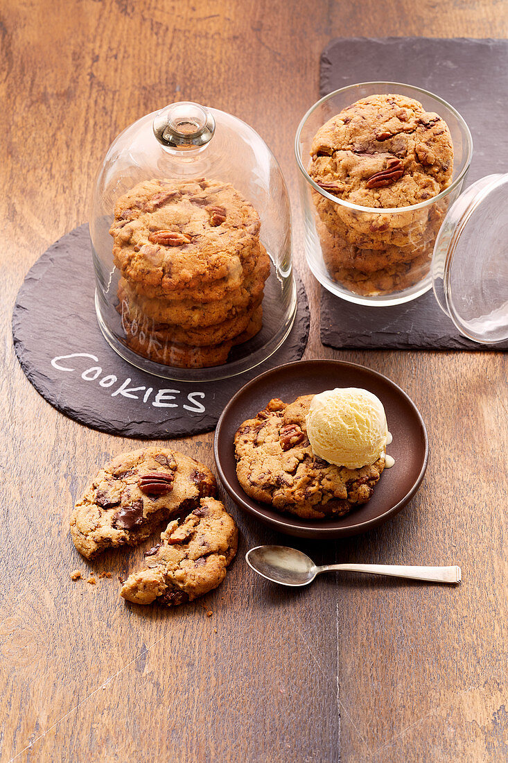 Jumbo cookies with chocolate pieces and pecans, with vanilla ice cream