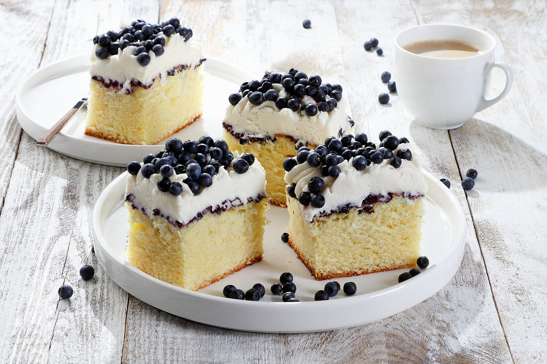 Joghurt-Vanille-Kuchen mit Sahne und Blaubeeren