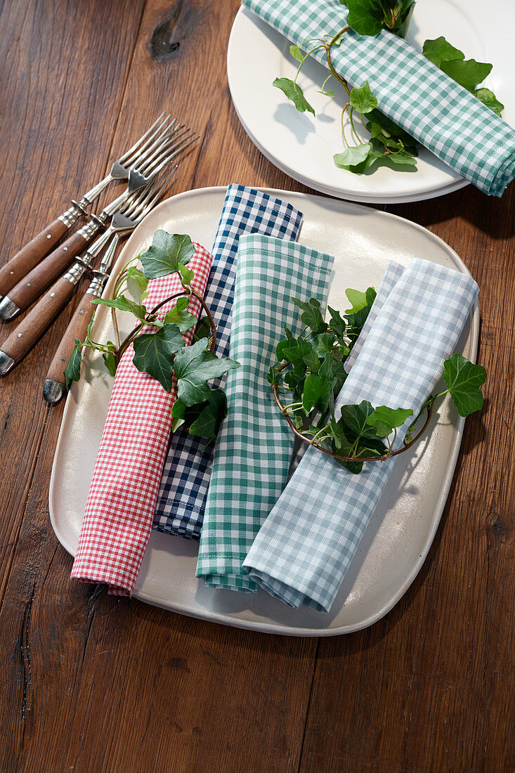 Autumn table setting with ivy branches and checkered napkins