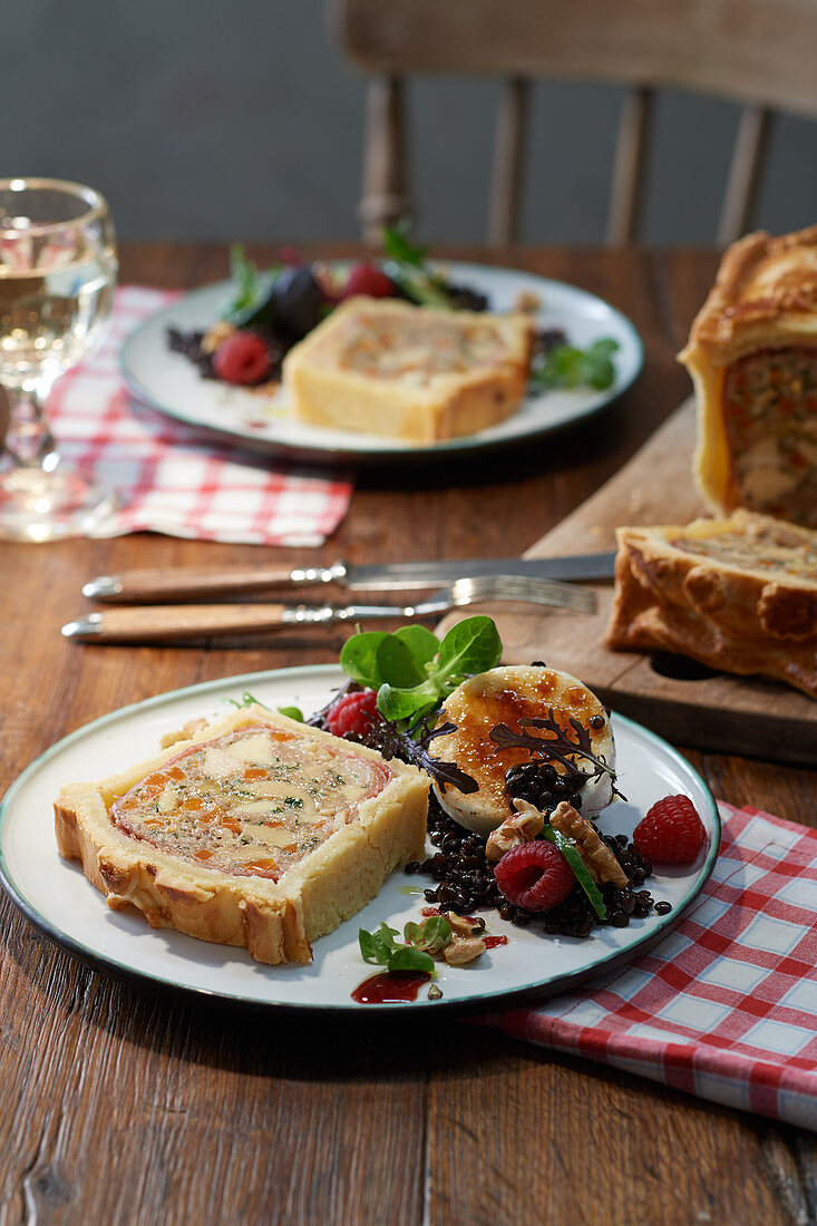 Geflügelpastete mit Linsensalat und Ziegenkäse