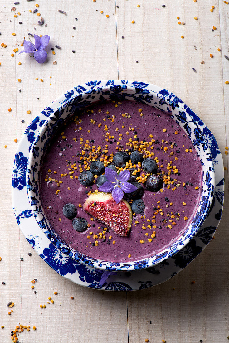 Vegane Acai-Bowl mit frischen Blaubeeren und Feigen