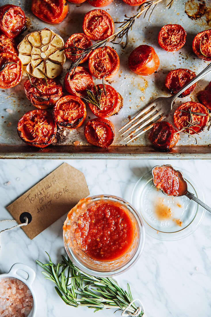 Hausgemachte Tomatensauce und gegrillte Tomaten mit Knoblauch und Rosmarin