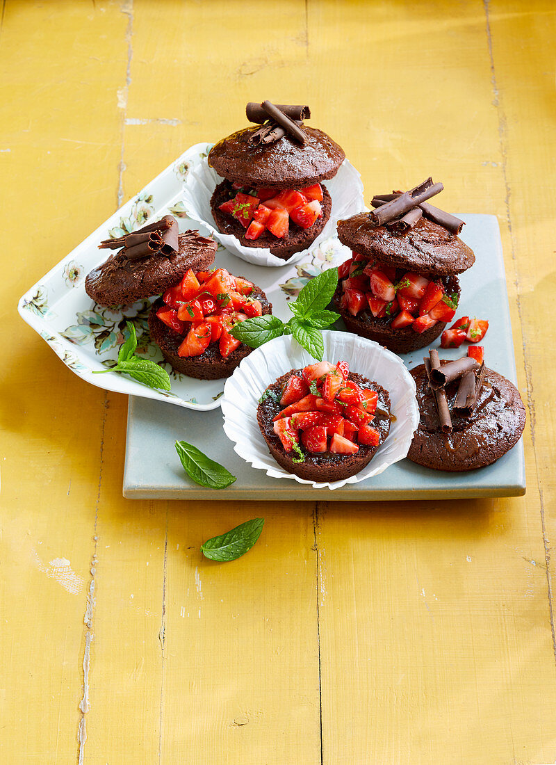 Sacher-Törtchen mit Erdbeeren