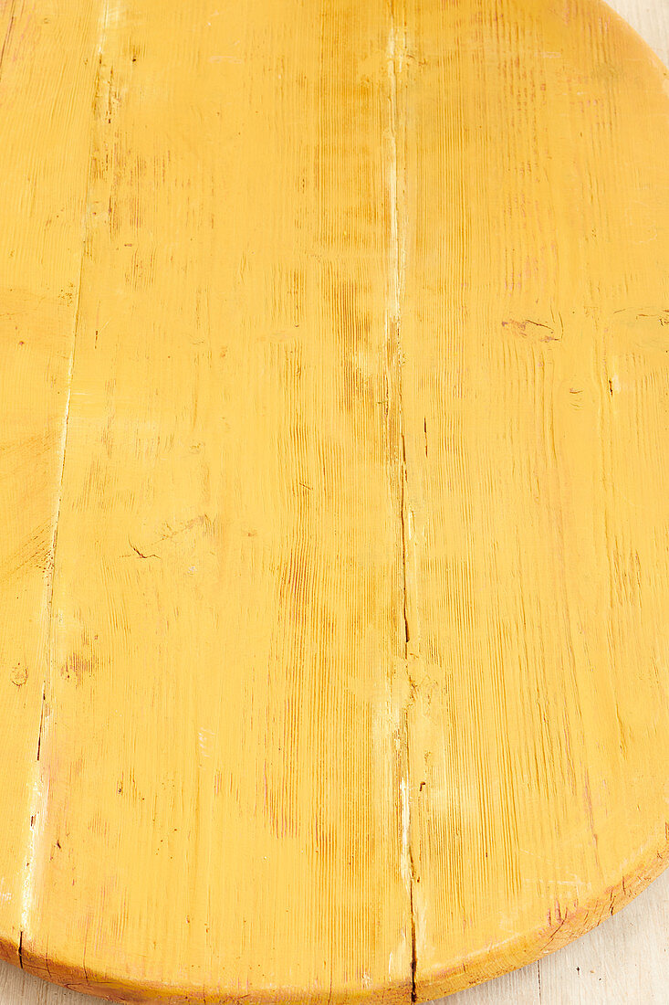 Gelb lasiertes Holz als Untergrund