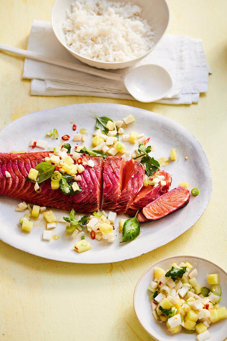 Rote-Bete-marinierter Lachs mit Spargel-Ananas-Sambal