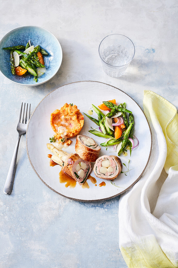 Gefüllte Kalbsrouladen mit Spargelsalat und Süßkartoffelstampf