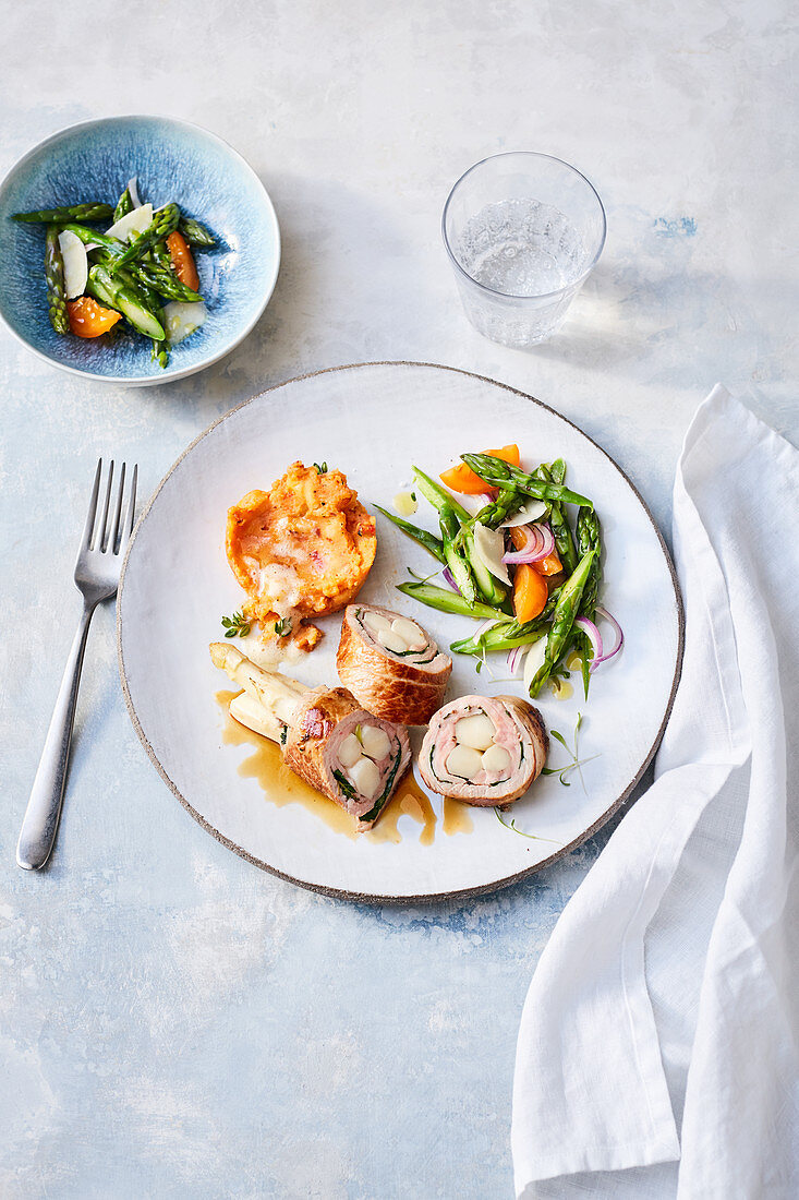 Gefüllte Kalbsrouladen mit Spargelsalat und Süßkartoffelstampf