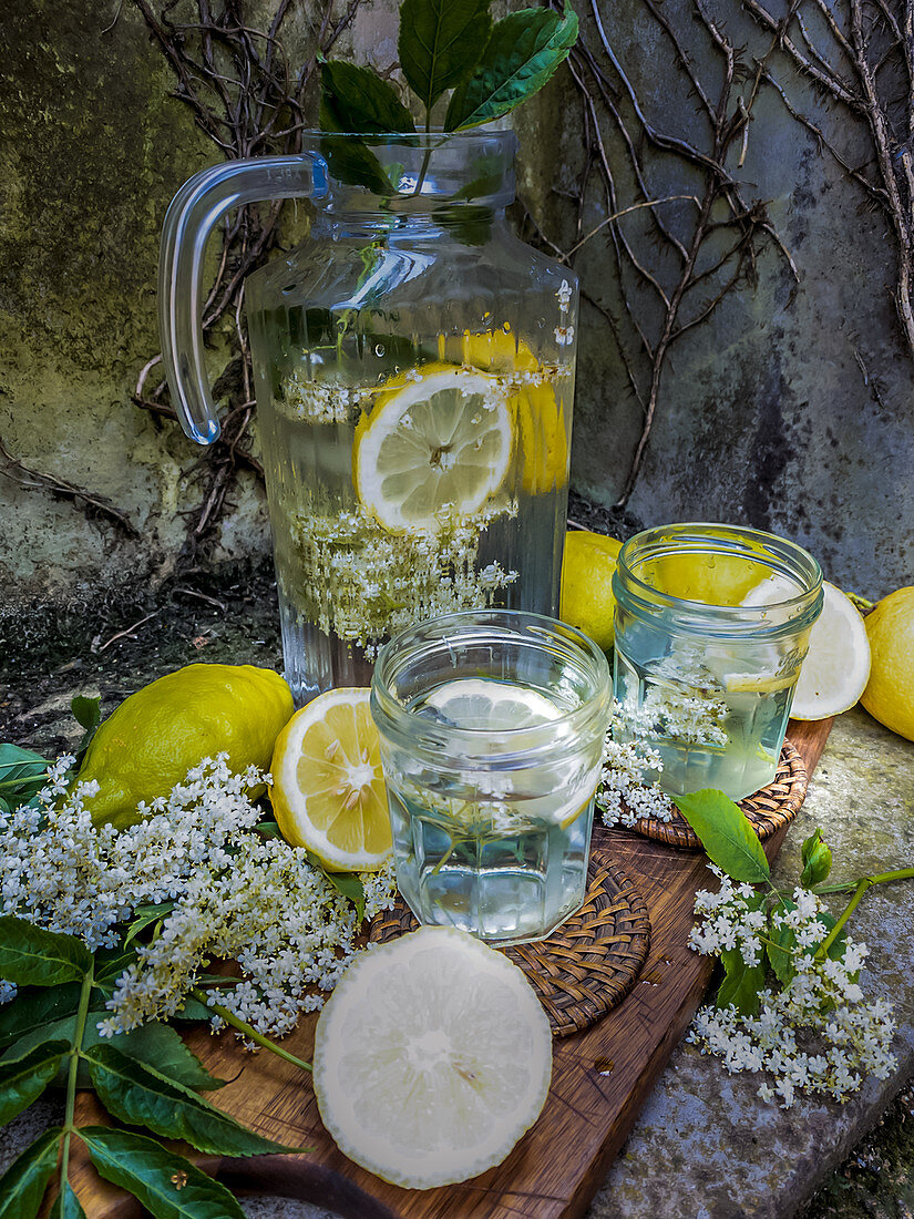 Wasser mit Holunderblüten und Zitronen aromatisiert