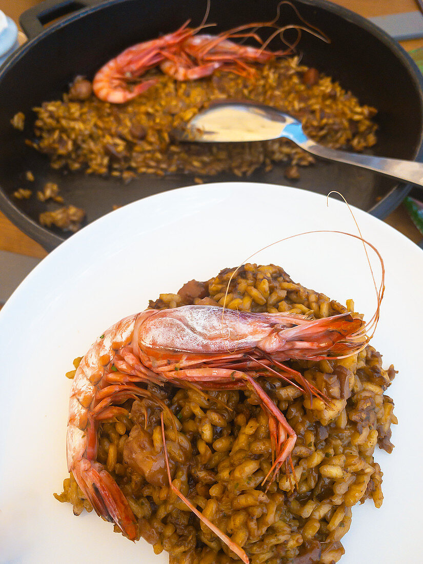 Paella mit roten Garnelen