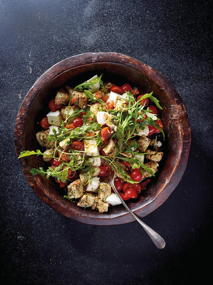 Brotsalat mit Pancetta, Rucola, Ziegenkäse, Oliven und Tomaten