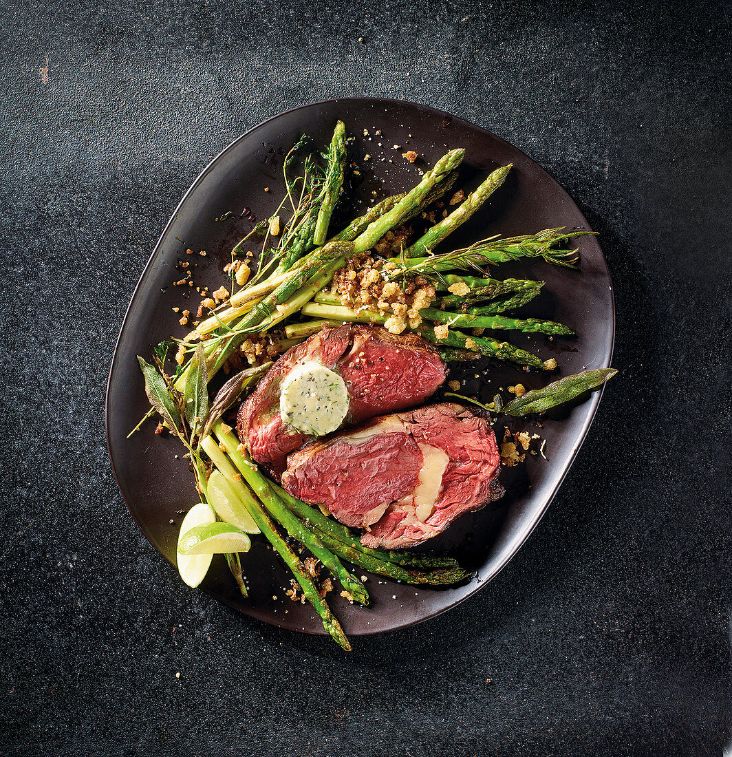 Entrecôte with fried asparagus and blue cheese butter