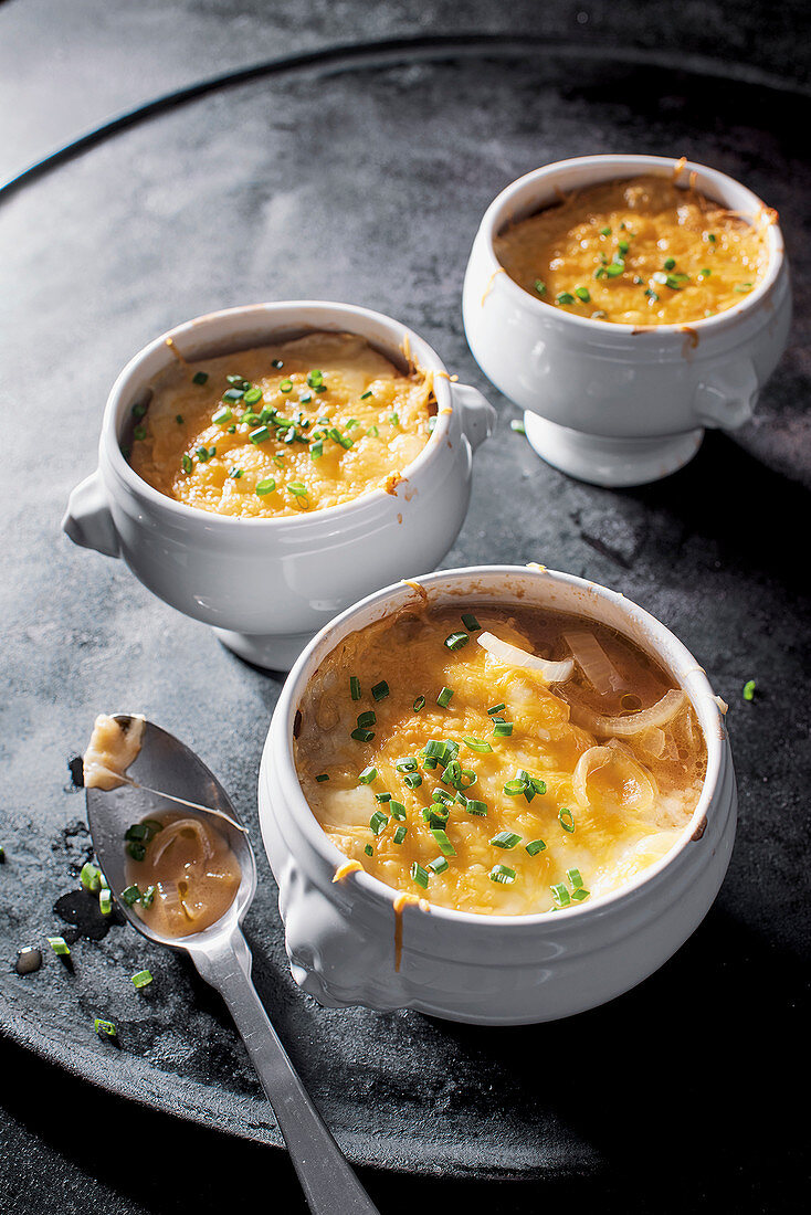 Gratinierte Zwiebelsuppe mit Cognac