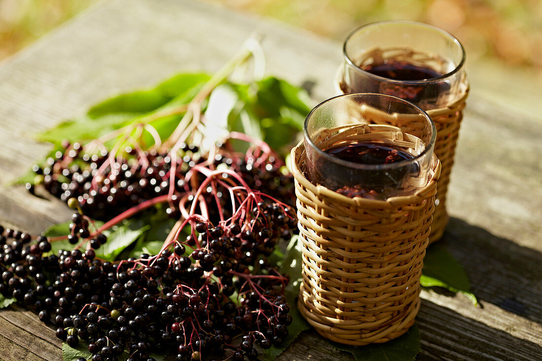 Holunderbeeren und zwei Gläser